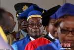 图为11月17日，穆加贝在津巴布韦首都哈拉雷出席一场毕业典礼仪式。 - News.Ycwb.Com