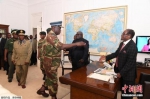 图为11月19日，津巴布韦总统穆加贝与津军方举行谈判。 - News.Ycwb.Com