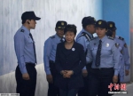 资料图片：为朴槿惠被押送至法院。 - News.Ycwb.Com