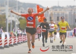 去年东莞马拉松现场，参赛选手冲过终点 资料图 记者 陈栋 摄 - 新浪广东