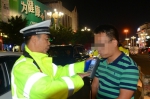 执勤民警对涉嫌酒驾人员进行酒精测试。 雷鹏 摄 - 新浪广东