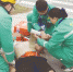 ■一名参赛者倒地，医生进行心肺复苏抢救的视频截屏图 - 新浪广东