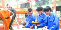工业机器人技术专业学生　在上实训课。/佛职院供图 - 新浪广东