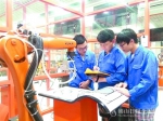工业机器人技术专业学生　在上实训课。/佛职院供图 - 新浪广东