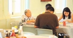 香港大学最出人意料的院士离世！做了40多年保洁员、识字不多 - News.Timedg.Com