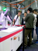 我院机器人创新班在广东国际机器人及智能装备博览会开展现场教学 - 广东科技学院