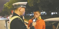 一名司机在做酒精测试 交警供图 - 新浪广东
