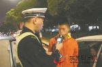 一名司机在做酒精测试 交警供图 - 新浪广东