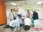 市一医院医护人员在抢救突发心梗患者。（通讯员供图） - 新浪广东