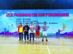 成功卫冕的北滘三桂男篮队员捧起2017年佛山市村（居）际男子篮球赛冠军奖杯。 - 新浪广东