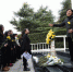 南京市民学生在草鞋峡祭奠大屠杀遇难同胞 - News.Ycwb.Com