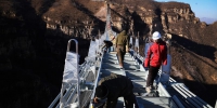 镜头记录工人200米峭壁上建玻璃桥 画面惊险 - News.Ycwb.Com