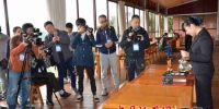 媒体记者和网络大咖在采访茶艺表演。 - 中国新闻社广东分社主办