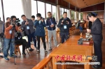 媒体记者和网络大咖在采访茶艺表演。 - 中国新闻社广东分社主办