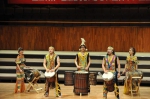 菲亚斯特非洲鼓俱乐部成员用手鼓打着欢快的节奏 - 新浪广东