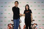 摩拜单车创始人兼总裁胡玮炜、LINE总裁兼CEO出泽刚出席融资与战略合作发布会 - 新浪广东