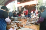 可闲何公祠工作人员把猪肉切割分开。/珠江商报记者朱德文摄 - 新浪广东