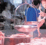 天河区一家档口，市民在选购冰鲜鸡。（资料图片） 广报记者骆昌威 实习生林志彦摄 - 新浪广东