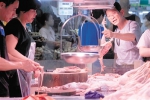天河区一家档口，市民在选购冰鲜鸡。（资料图片） 广报记者骆昌威 实习生林志彦摄 - 新浪广东