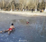孩子坠入冰窟 他们用身体搭起"人桥"救援 - News.Ycwb.Com