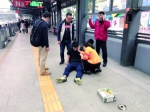 乘客公交上发病 司机站务员联手救助 - 广东大洋网