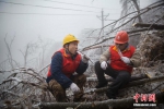 电力工人登山除冰作业 靠吃冰补水 - News.Ycwb.Com