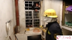 男子忘带钥匙徒手爬窗被困三楼 消防员室内破窗救援 - 广东大洋网