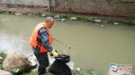 广州市河涌保洁员在清理垃圾。邹锦华摄 - 新浪广东