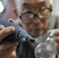 山西66岁老人用电钻在灯泡壁上“作画” 让人啧啧称奇 - News.Ycwb.Com