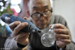 山西66岁老人用电钻在灯泡壁上“作画” 让人啧啧称奇 - News.Ycwb.Com