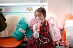 12月13日，小朋友在医院做雾化治疗。中新社记者 刘文华 摄 - 新浪广东