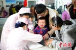 12月13日，小朋友在医院扎针输液。中新社记者 刘文华 摄 - 新浪广东