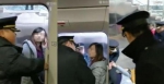 女子阻拦高铁发车视频截图。网络视频截图 - 新浪广东