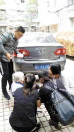 小轿车倒车不慎撞倒阿婆 6名街坊及时拦车救人 - 广东大洋网