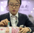资料图：银行工作人员清点货币。中新社记者 张云 摄 - 新浪广东