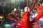 资料图：龙虾宴。(中新社记者 泱波 摄) - 新浪广东