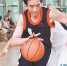 陈林生前热爱打篮球（图片由宏远提供）。 - 新浪广东