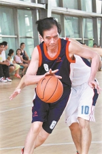 陈林生前热爱打篮球（图片由宏远提供）。 - 新浪广东