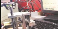在查获现场，代售点电脑旁的一台机器人通过敲击电脑键盘抢票。 - 新浪广东