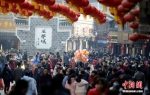 资料图：数万游客涌入湖南凤凰古城内欢度春节。 杨华峰 摄 - 新浪广东