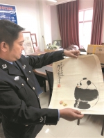 警方展示查扣的仿冒吴作人绘画作品。新华社发 - 新浪广东