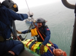 “南海神鹰”救助2名受伤渔民 - 广东大洋网