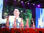 歌手王华聪在比赛场上激情演唱 - 新浪广东