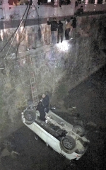 轿车坠河三人被困 保安飞奔搬梯救人 - 广东大洋网