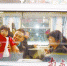 2月1日1时55分，深圳地区春运首趟临时长途旅客列车K4526次准时从深圳火车东站出发，开往重庆。一个小朋友在车厢里向记者挥手。 南方日报记者 鲁力 摄 - 新浪广东