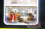 2月1日1时55分，深圳地区春运首趟临时长途旅客列车K4526次准时从深圳火车东站出发，开往重庆。一个小朋友在车厢里向记者挥手。 南方日报记者 鲁力 摄 - 新浪广东