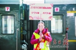 志愿者在广州火车站候车月台引路。南方日报见习记者 董天健 摄 - 新浪广东