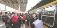 春运首日，旅客在东莞东火车站站台乘车 记者 陈栋 摄 - 新浪广东