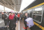 春运首日，旅客在东莞东火车站站台乘车 记者 陈栋 摄 - 新浪广东