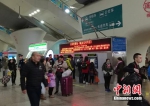 春运开启，广州南站旅客通过自助售票机买票 郭军 摄 - 新浪广东